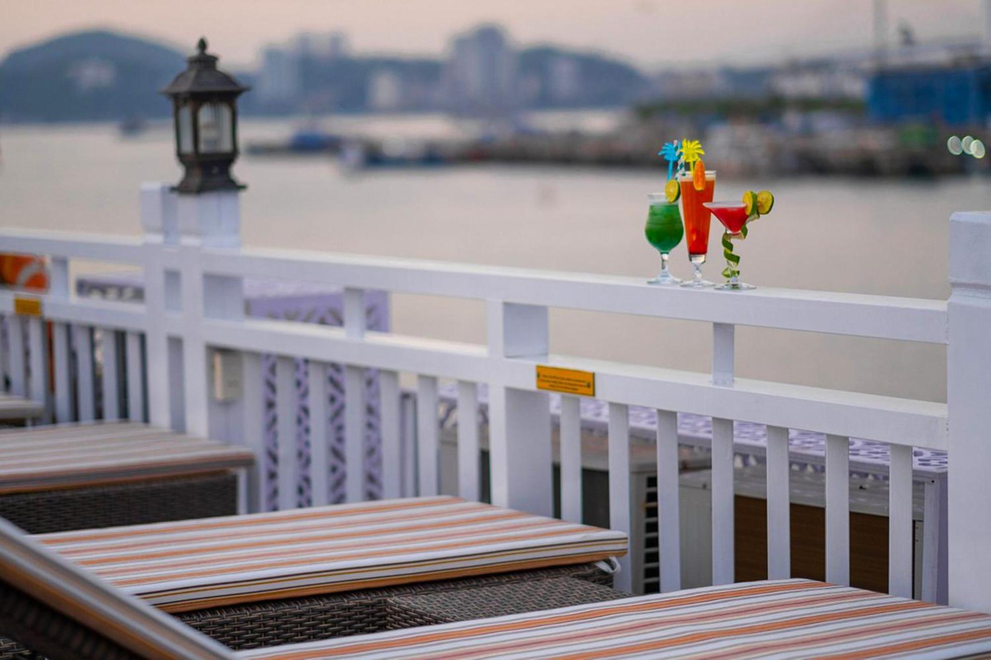 Halong Arcadia Cruise Hotel ฮาลอง ภายนอก รูปภาพ