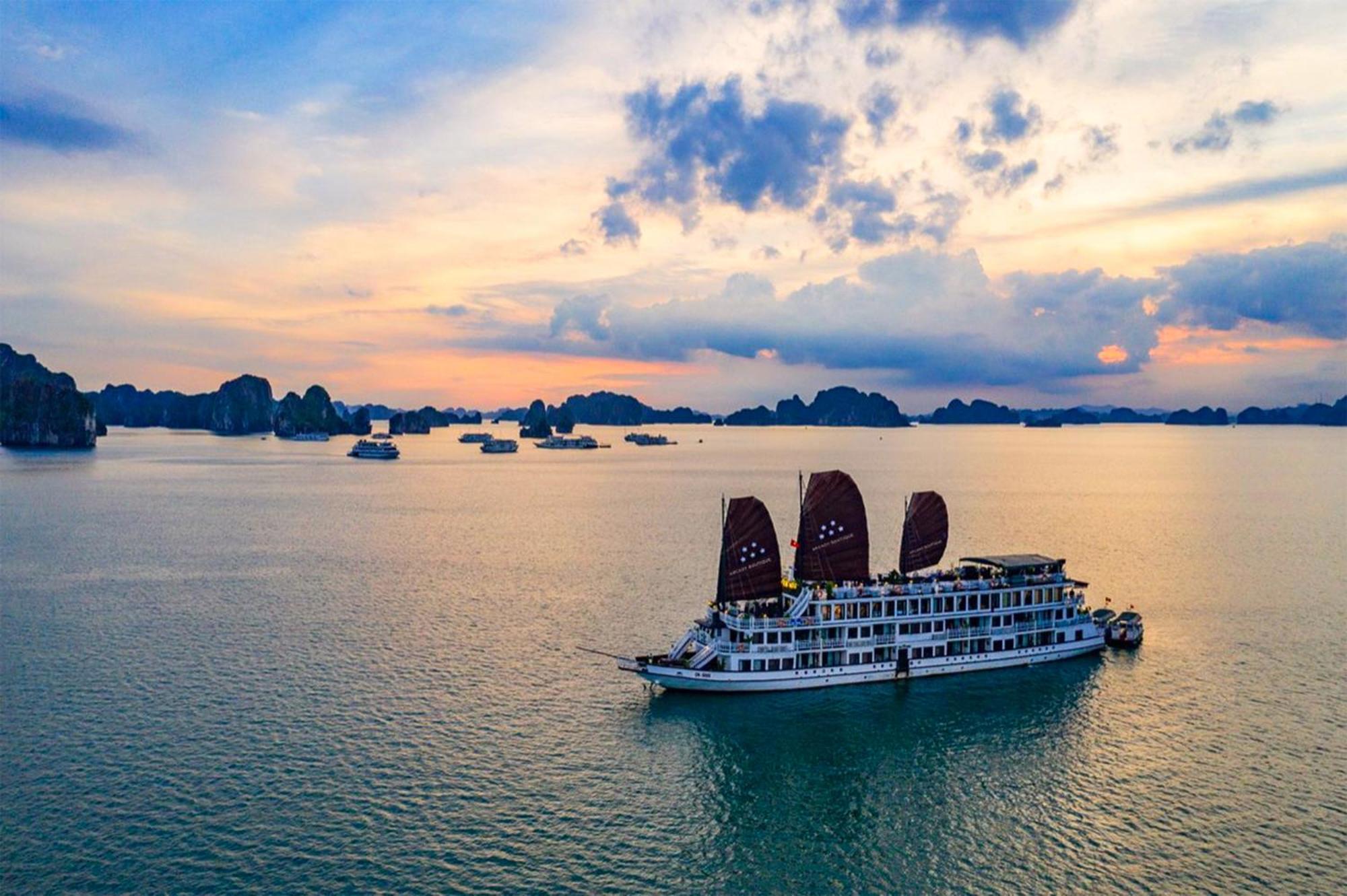 Halong Arcadia Cruise Hotel ฮาลอง ภายนอก รูปภาพ