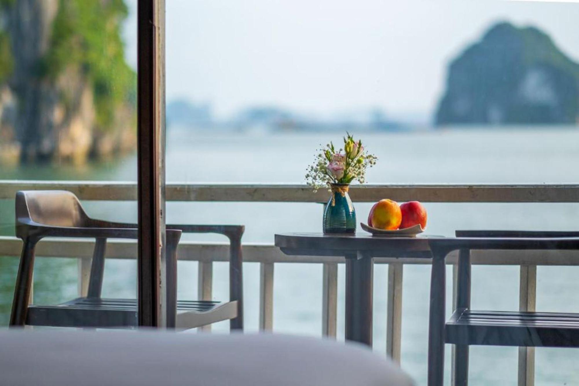 Halong Arcadia Cruise Hotel ฮาลอง ภายนอก รูปภาพ